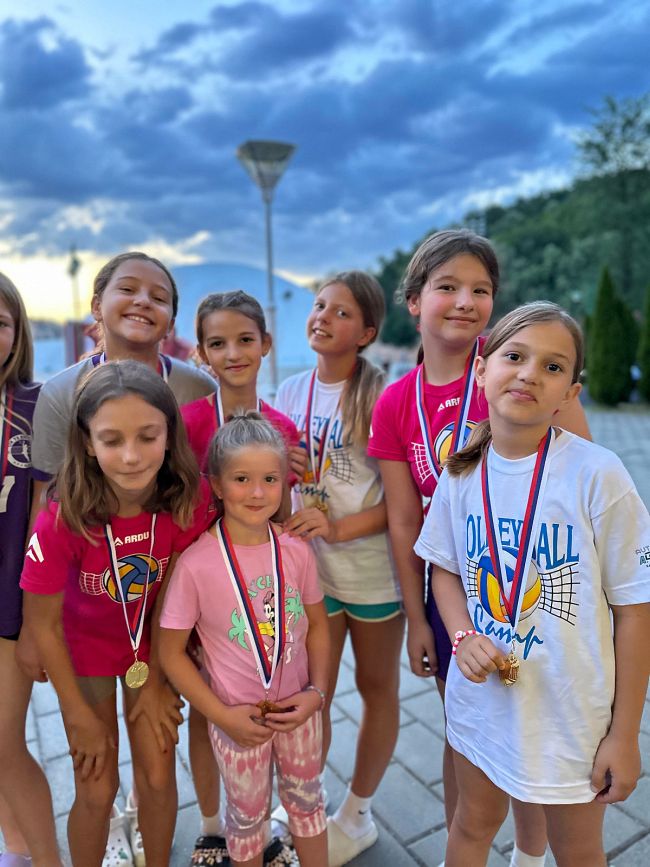 aaaPolaznice sa medaljama i trenerom 9